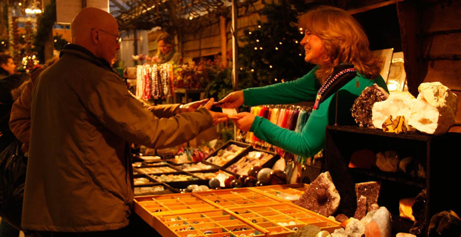 Op de gratis kerstmarkt geniet je van snuisterijen en winterse snacks. Foto: Orchideeën Hoeve.