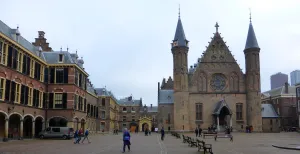 Van paleizen tot parken: 15 toppers om te bezoeken in Den Haag Het Binnenhof: hart van onze democratie en een van de mooiste bezienswaardigheden in Den Haag. Foto: DagjeWeg.NL