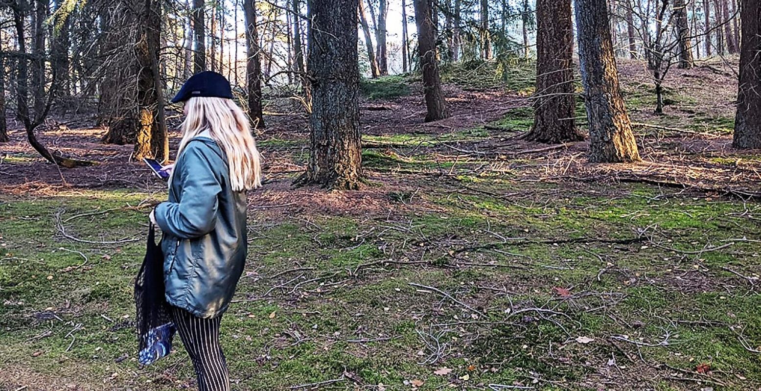 Wandelen, fietsen, schatten zoeken in de natuur: bekijk de leukste apps om buiten op avontuur te gaan. Op de foto: Evelijn Vink. Foto: DagjeWeg.NL © Jonna Arendse