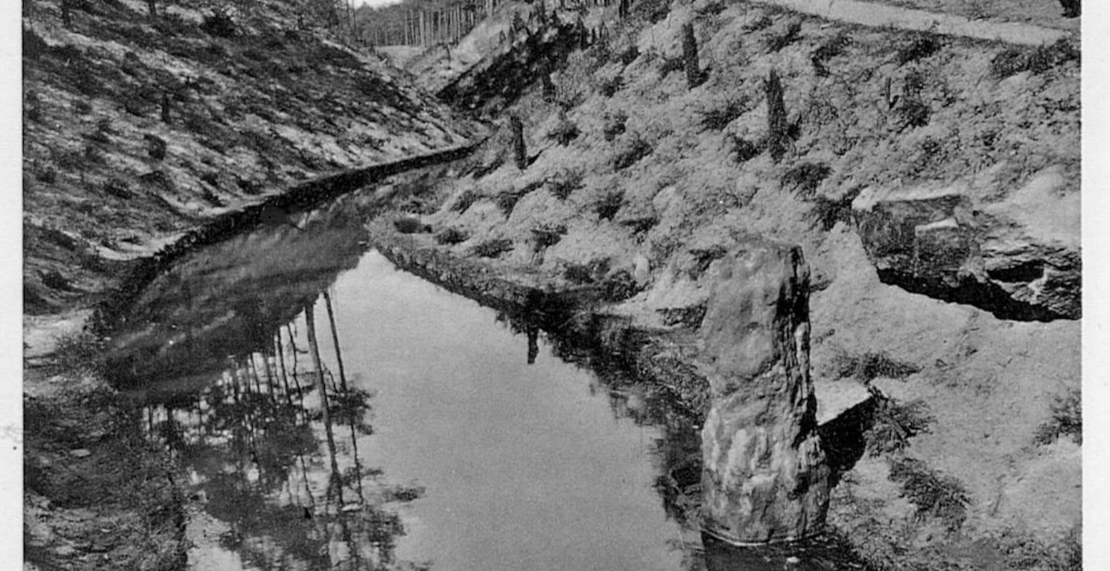 Hier zie je de 'Stenen man' op een historische foto. Beeld: © Het geheugen van Apeldoorn Hier zie je de 'Stenen man' op een historische foto. Beeld: © Het geheugen van Apeldoorn