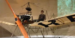 Zet koers naar de cockpit Met de Fokker Spin vloog Anthony Fokker in 1911 rond de Sint Bavokerk in Haarlem. Foto: DagjeWeg.NL