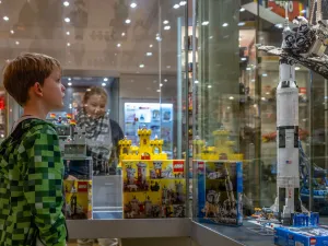 Vitrines vol LEGO. Foto: Museum van de 20e Eeuw.