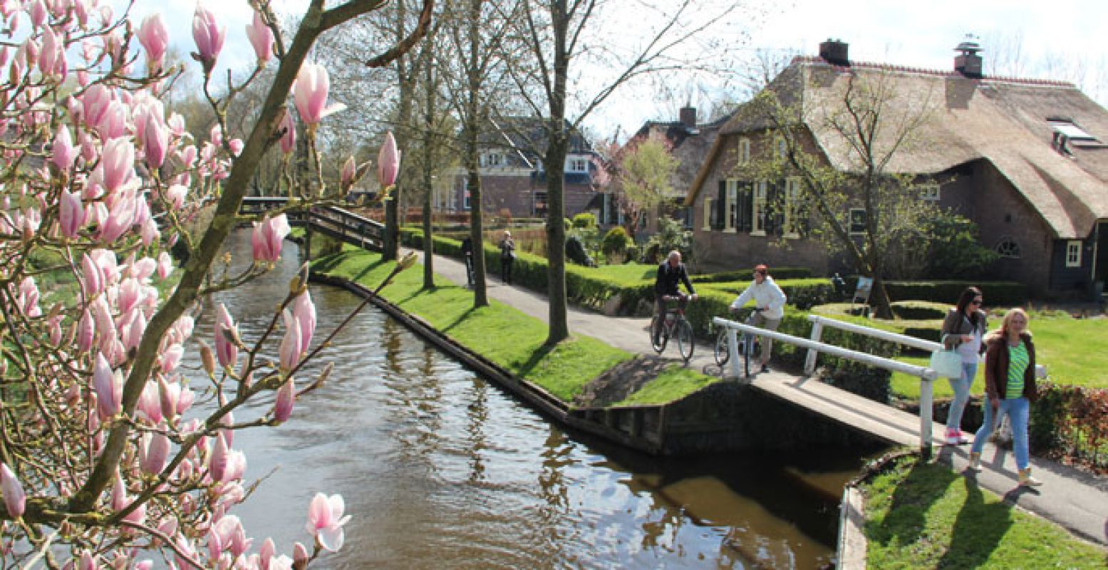Ga wandelen of fietsen langs het water. Foto:  Giethoorn.com. 