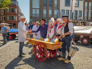 Kaasmarkt Woerden Haal wat lekkers voor thuis op de boerenkaasmarkt. Foto: VVV Woerden © Harald Lakerveld