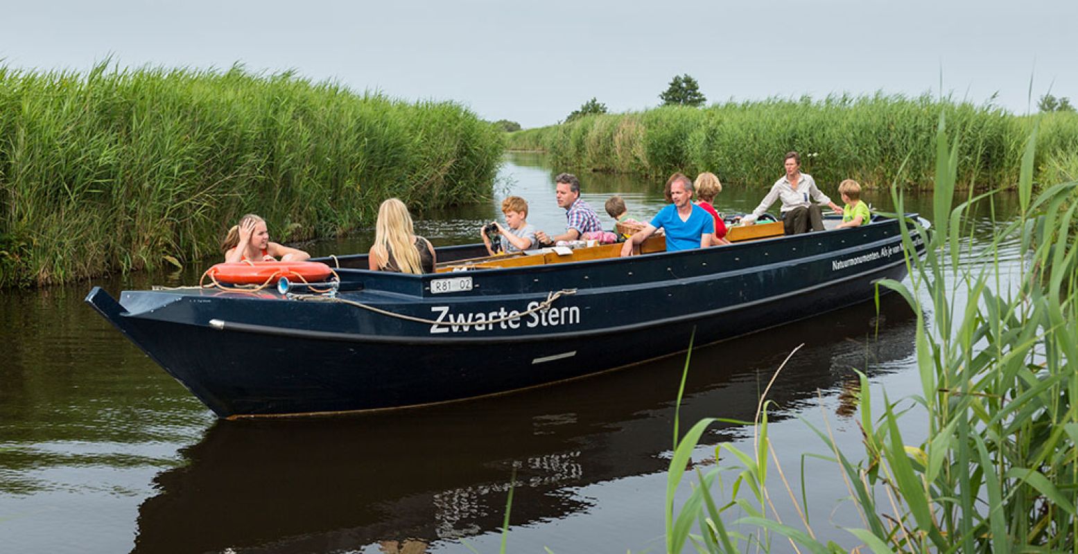 Vaar mee door De Wieden in een bootje. Foto: Natuurmonumenten / fotograaf Andries de la Lande Cremer