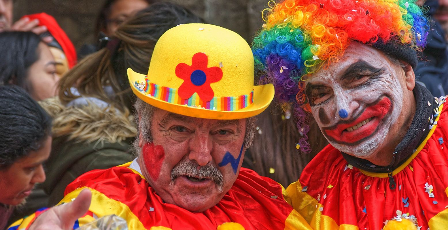 Feestelijke kostuums en heel veel gezelligheid tijdens carnaval. Foto:  Unsplash License  © Pascal Bernardon
