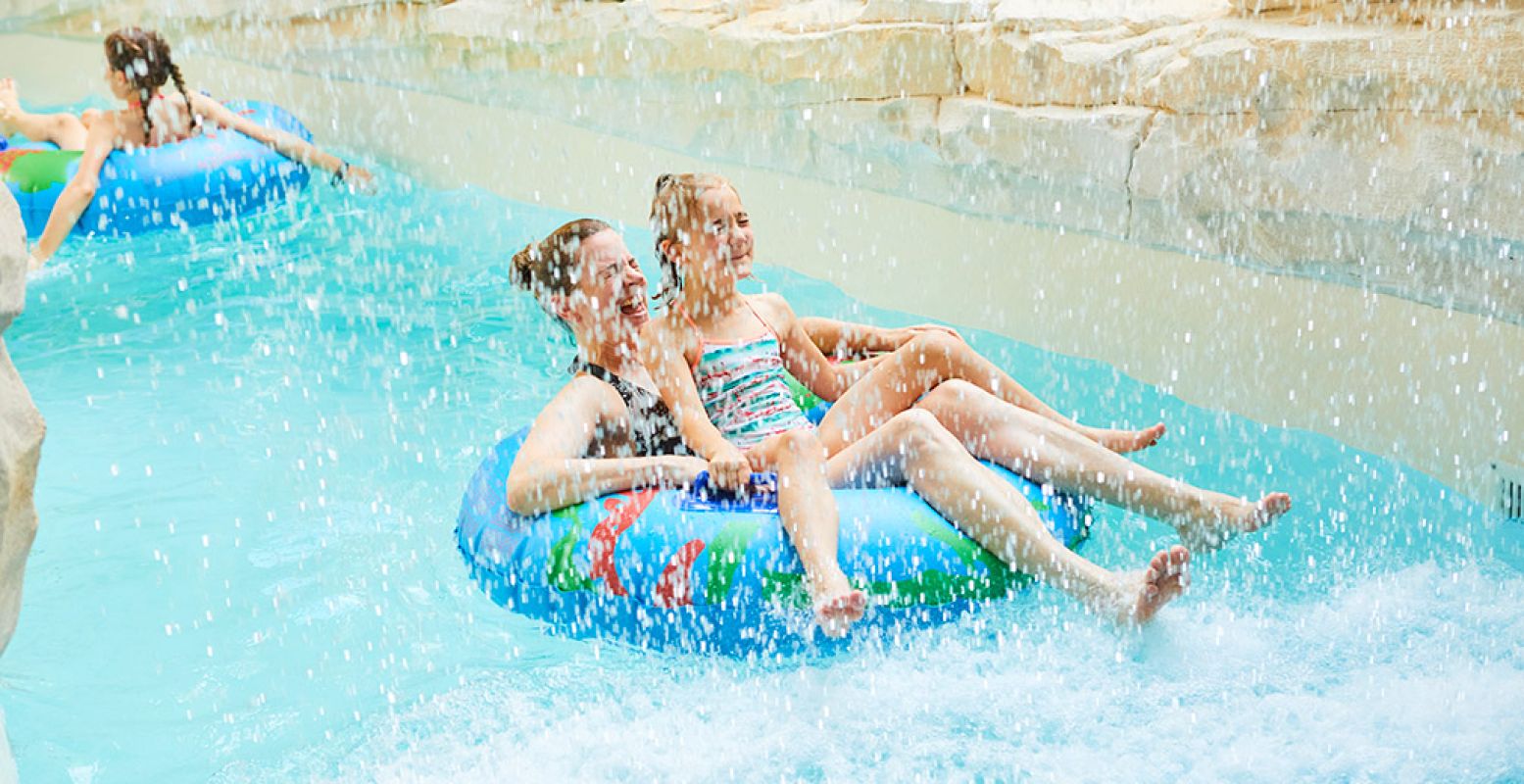 Drijf de lazy river af onder de waterval door. Foto: Bellewaerde Aquapark / Frédéric Labeye