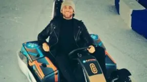 Het kan weer: schaatsen in de buitenlucht bij Flevonice Zanger Xander de Buisonjé heeft de Ice Kartbaan inmiddels al getest. Foto: Flevonice