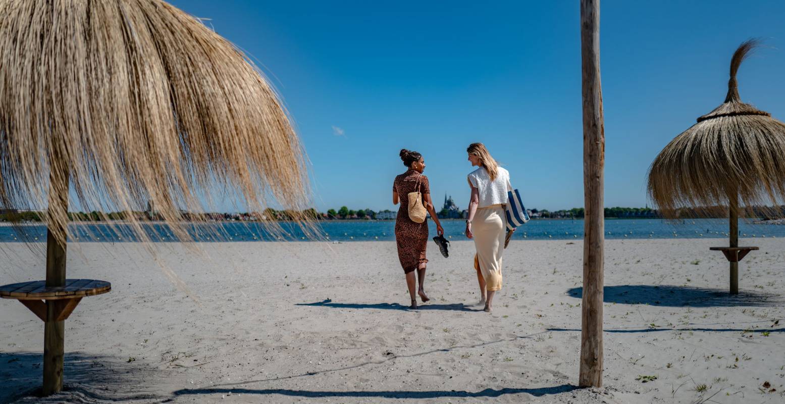 Leuke Nederlandse stadsstranden voor een vakantiegevoel in eigen land. Zoals het stadsstrand van Hoorn, het langste stadsstrand van Nederland. Foto: Gemeente Hoorn © Benno Ellerbroek