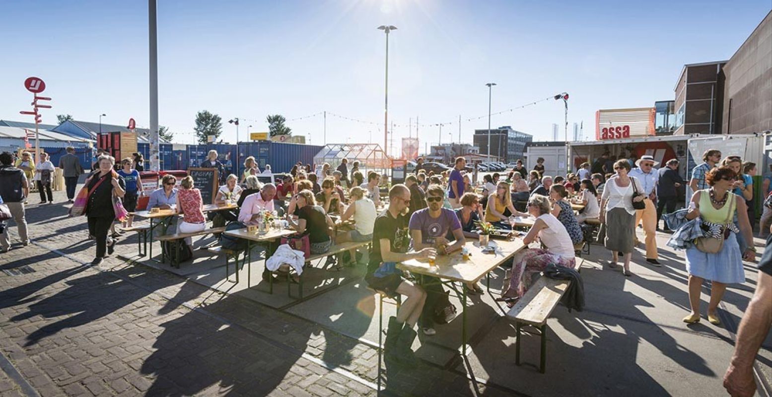 Borrelen in het zonnetje en van voorstelling naar voorstelling hoppen. Foto: Over het IJ.