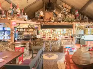 Binnen in het gezellige pannenkoekenhuis. Foto: Het Grote Kabouterbos