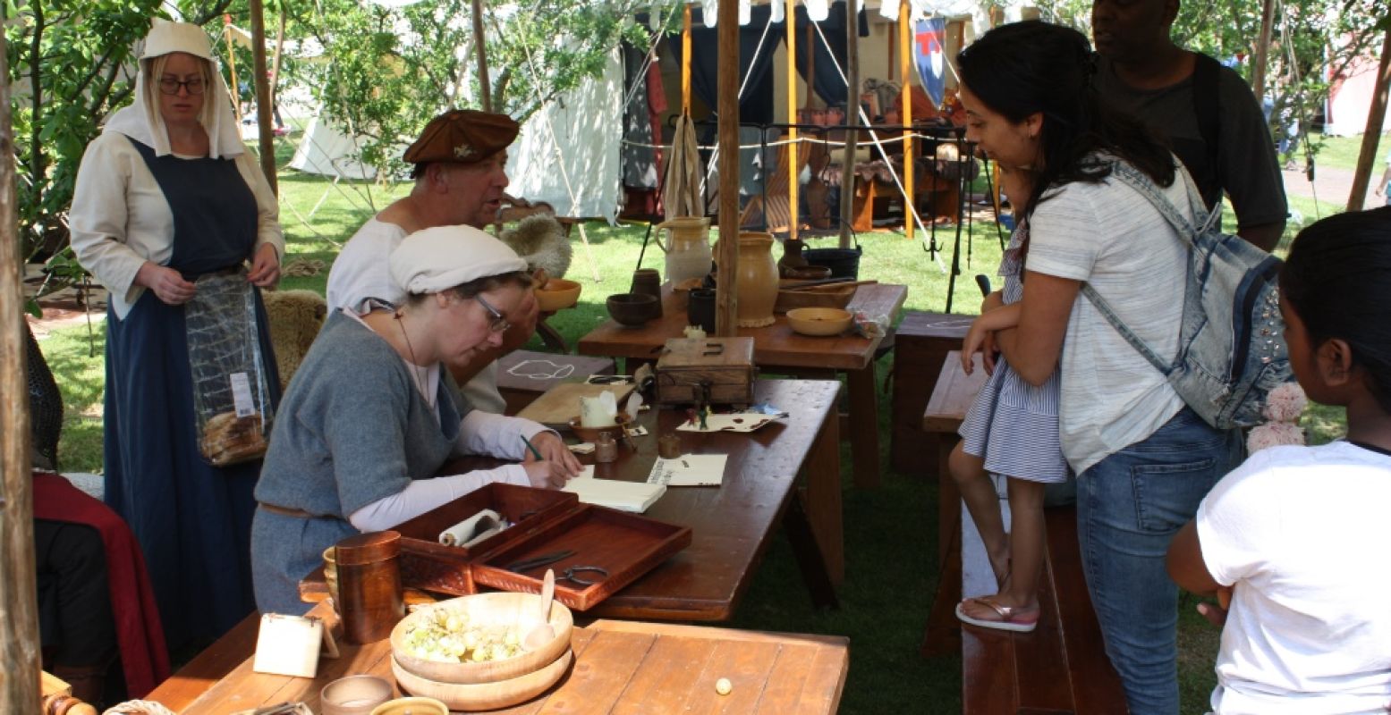 Doe met met historische workshops en ontdek hoe mensen vroeger leefden. Foto: Muiderslot.