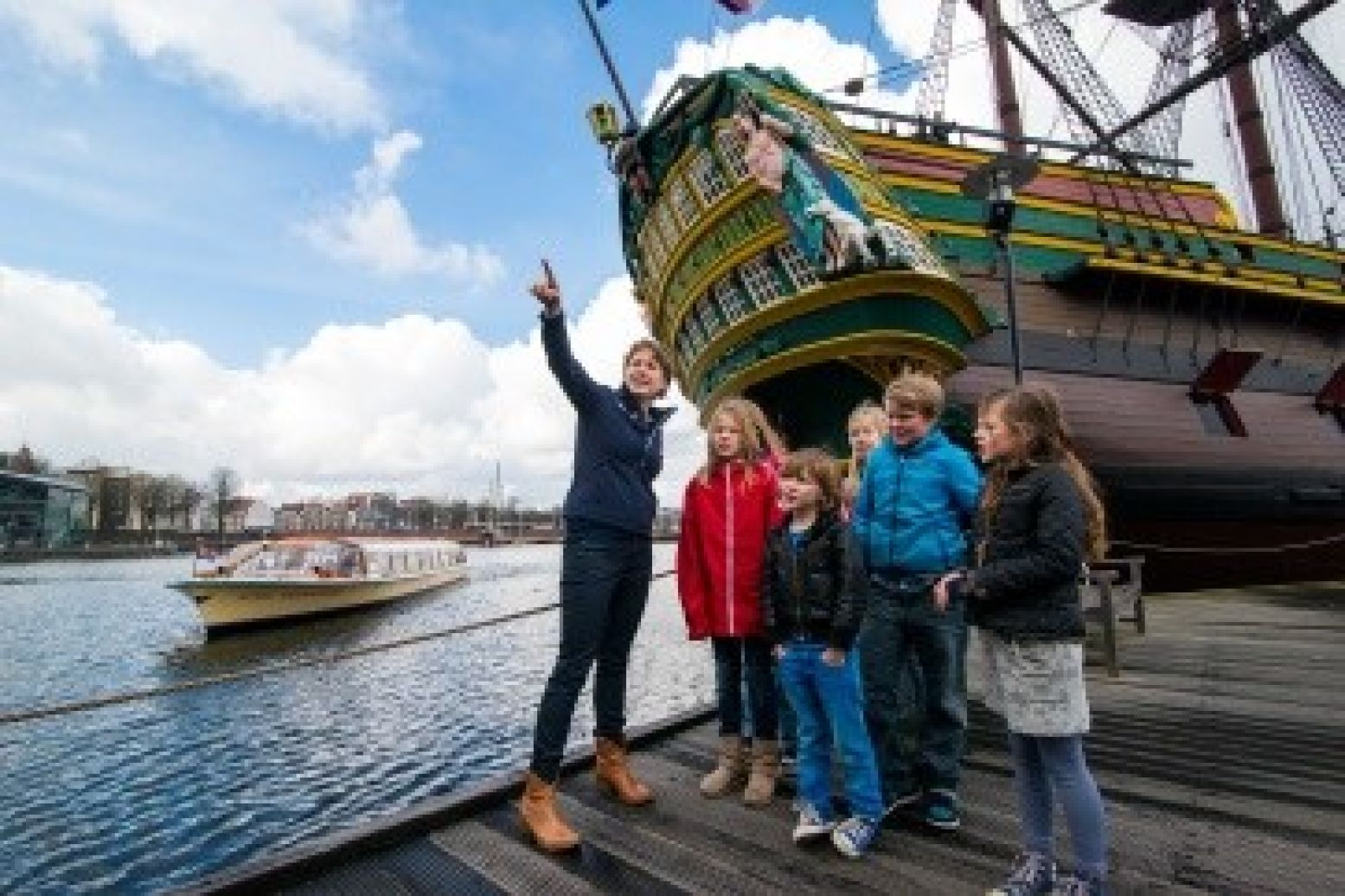 Buiten Het Scheepvaartmuseum wacht de replica van het VOC-schip Amsterdam.