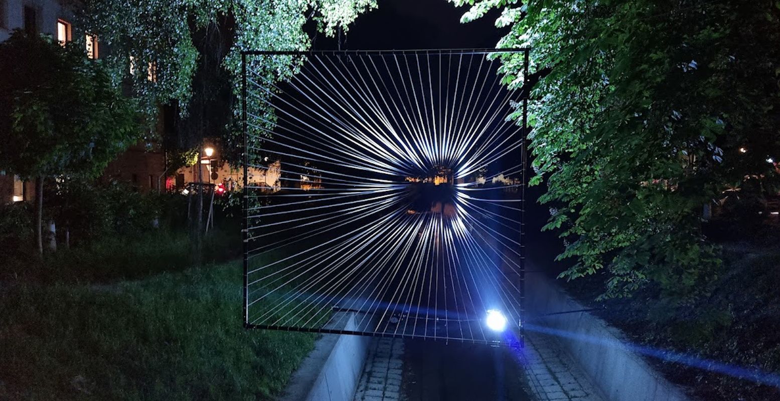 Vortex III van het Oostenrijkse Mutual Loop (Martina Tritthart en Holger Lang) is een tunnel van trillende lichtlijnen. Foto: Stichting Media Art Friesland