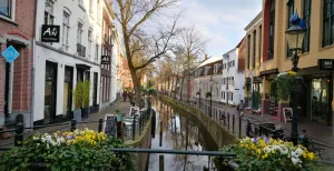 Romantisch dagje uit in Amersfoort Al wandelend door Amersfoort kom je mooie doorkijkjes en straten tegen. Romantisch! Foto: DagjeWeg.NL, Coby Boschma.