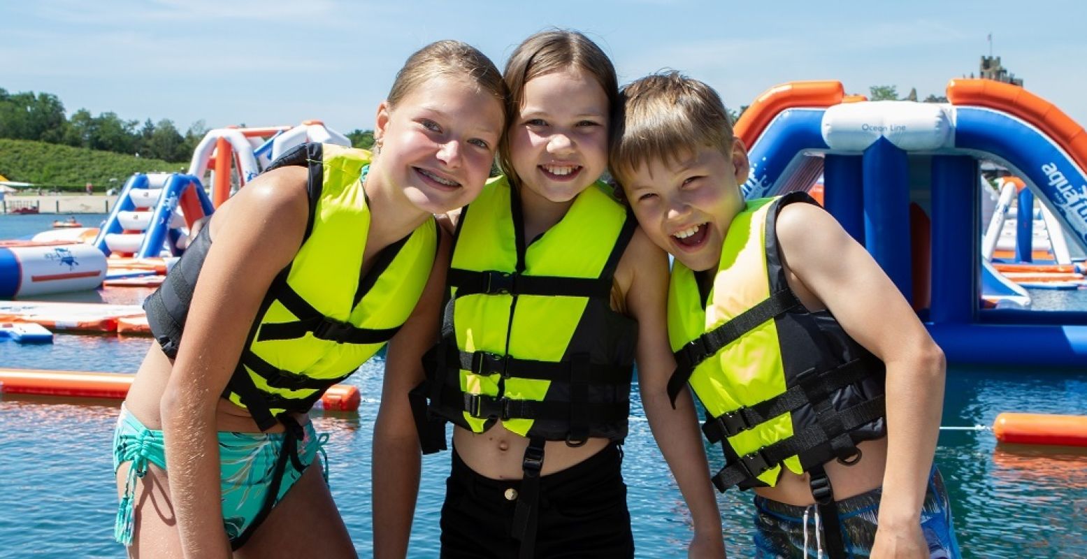 Zwemvest aan en gaan! Waterpret in het nieuwe AquaFunPark. Foto: BillyBird Park Hemelrijk