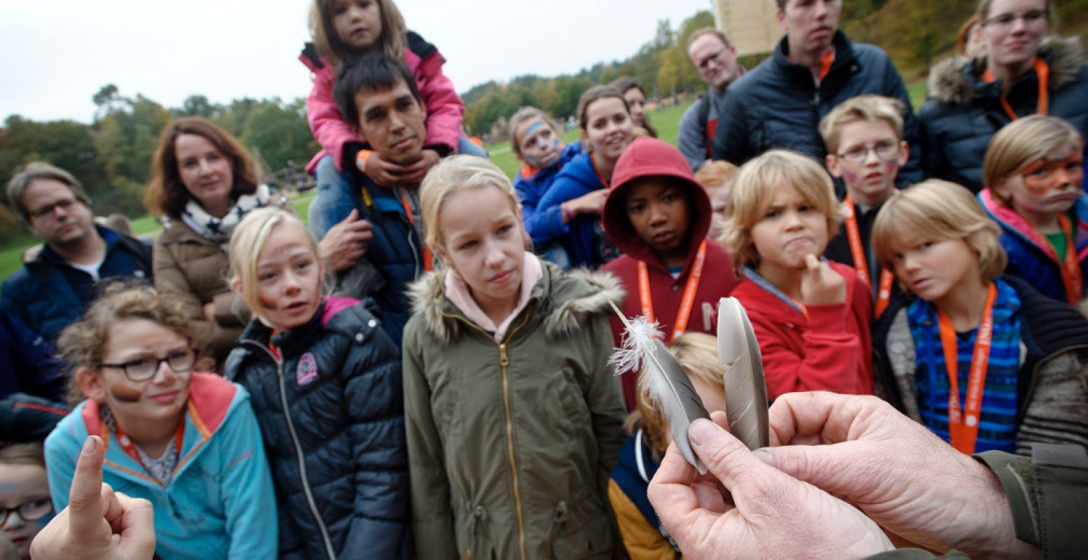 Met hulp van de boswachter speuren de kinderen door de natuur. Foto: Natuurmonumenten