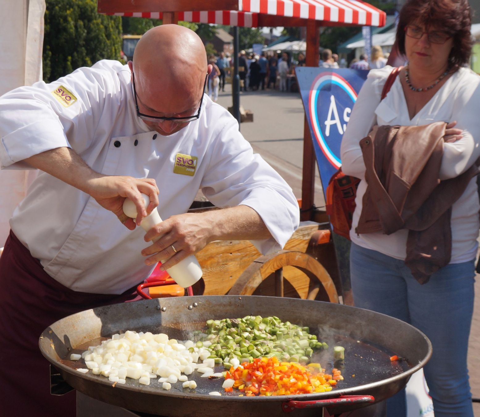 Dol op asperges? Dan kun je je hart ophalen aan de vele proeverijen tijdens het Aspergefeest in Grubbenvorst. Foto: © Gewoën Grubbevors