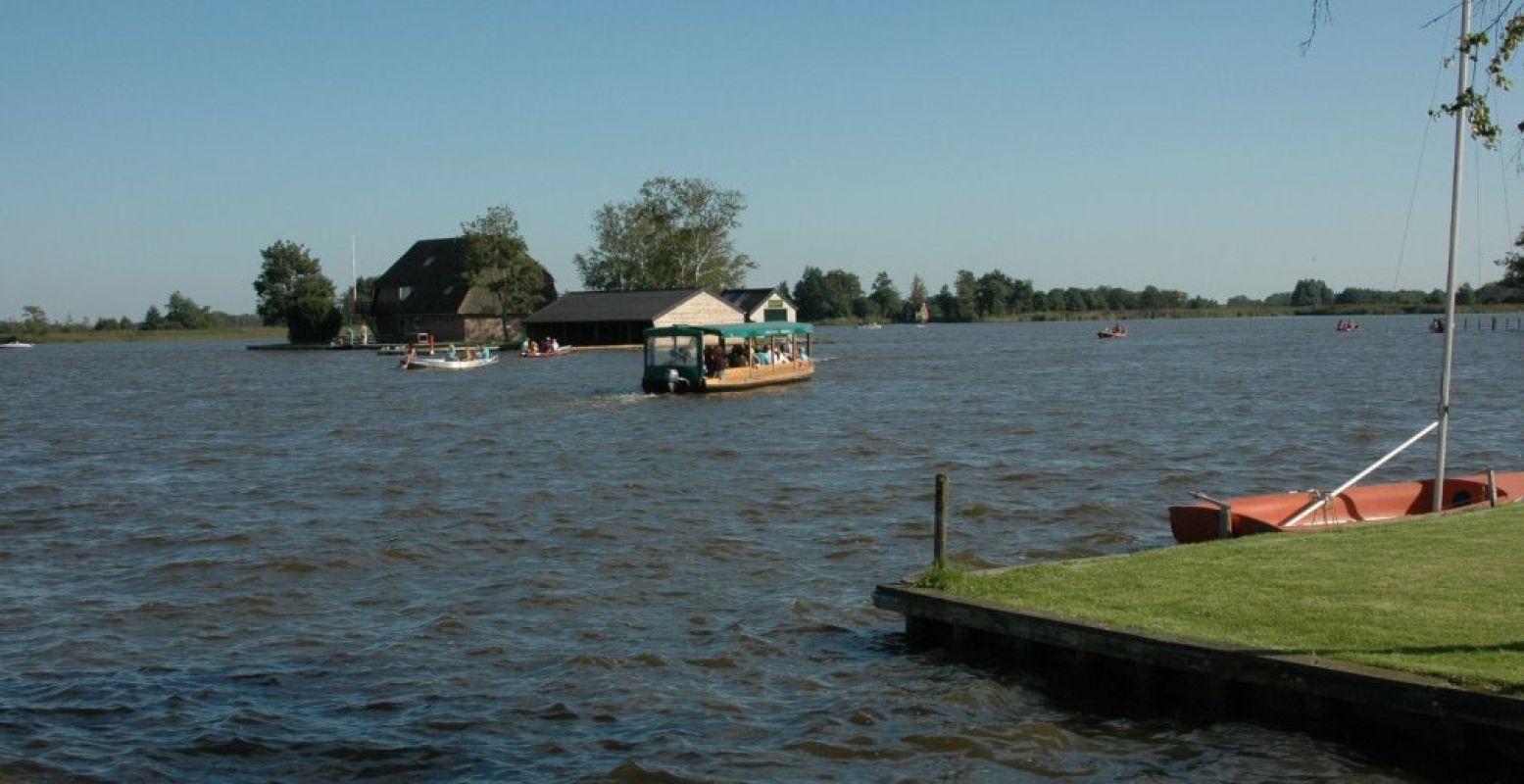 Varen door Giethoorn. Foto: De Rietstulp © Luc van Erkelens.