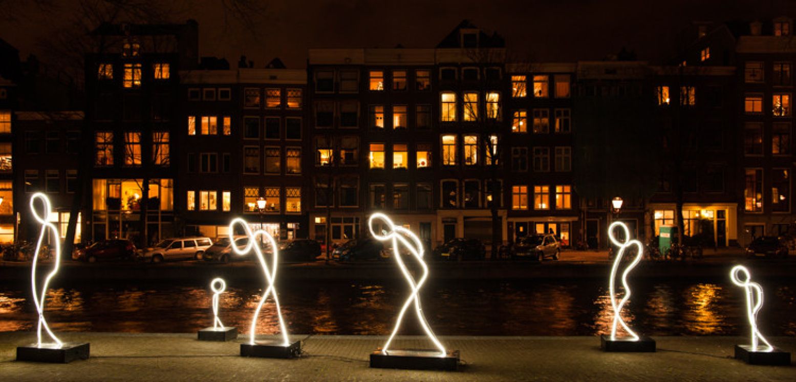 Wandel door prachtig verlicht Amsterdam. Foto: Janus van den Eijnden.