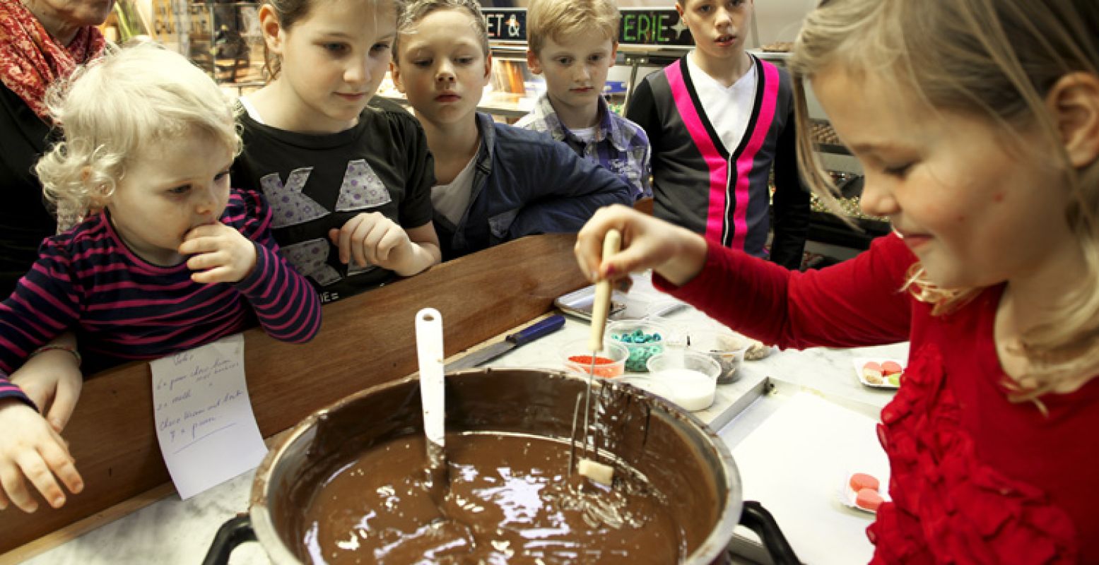 Samen lekkere bonbons maken. Foto: De Oude Bakkerij © Samen lekkere bonbons maken. Foto: De Oude Bakkerij ©