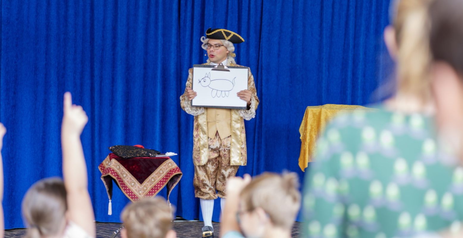 Toverlakei Evenblij kan goochelen! Foto: Paleis Het Loo