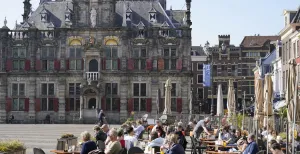 10 toffe redenen om een dagje naar Delft te gaan Het stadhuis van Delft, te vinden op de gezellige Markt. Foto: Delft.com © Michael Kooren