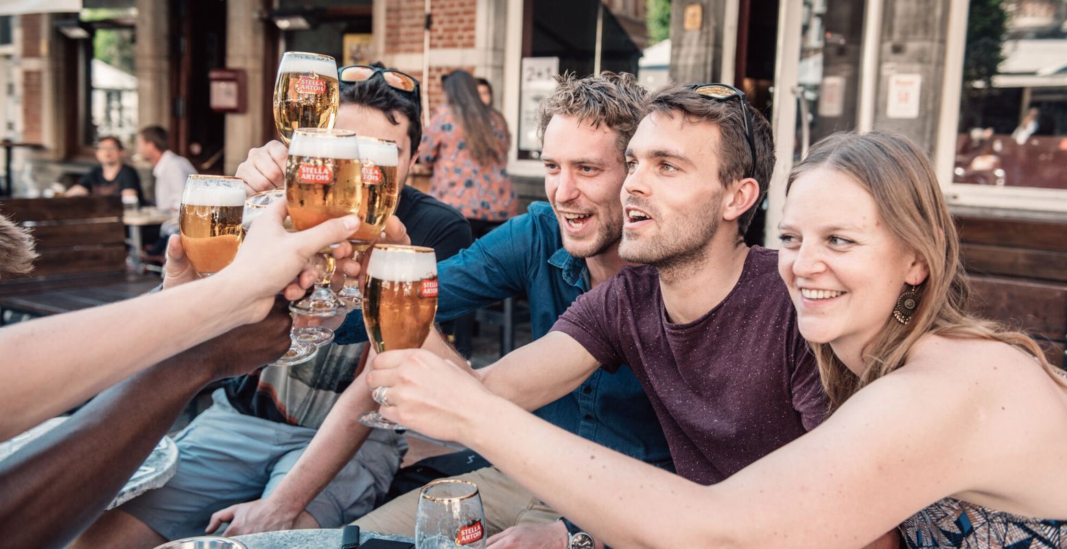 Voor een terrasje en een biertje zit je goed op de Oude Markt. Foto: Visit Leuven © Jan Op De Kamp