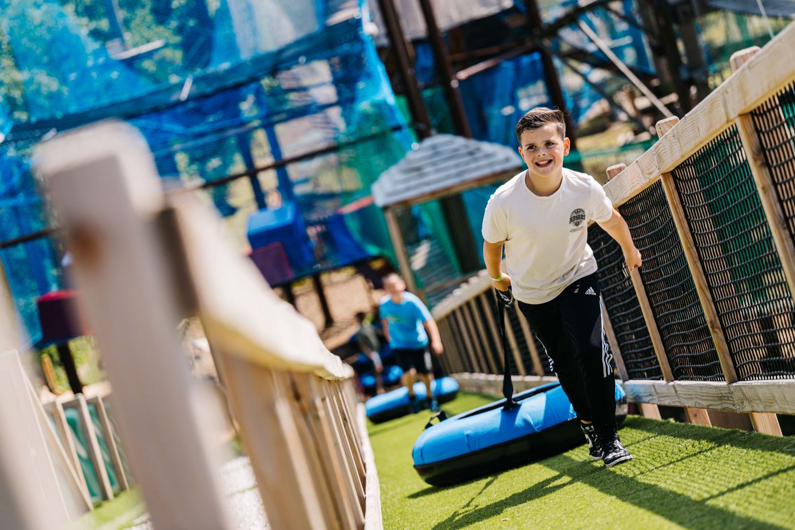 Breng je tubeband omhoog voor zo'n toffe snelle afdaling! Foto: Tubing & Netpark Adventure City © Martijn van Leeuwen Breng je tubeband omhoog voor zo'n toffe snelle afdaling! Foto: Tubing & Netpark Adventure City © Martijn van Leeuwen