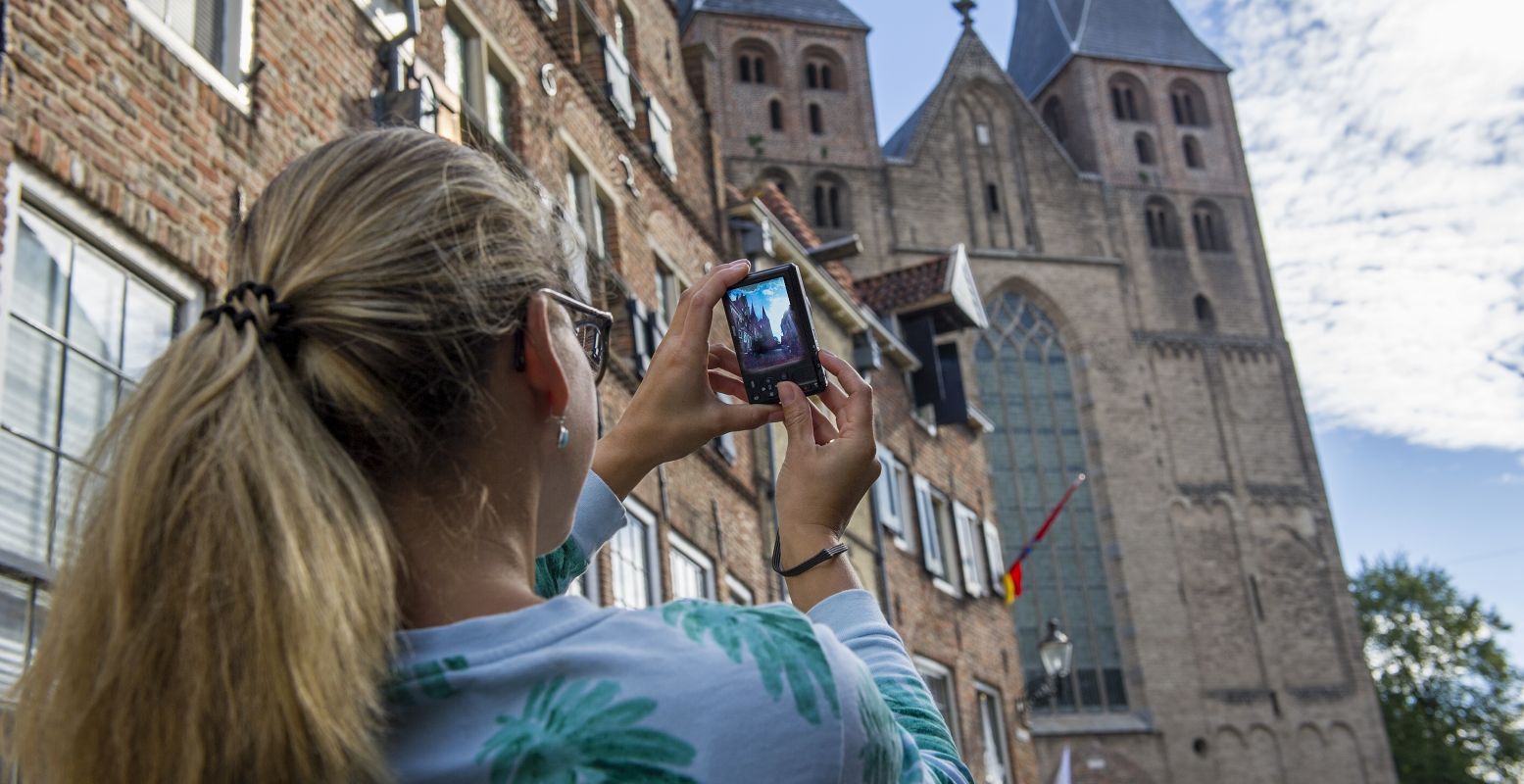 Foto! Overal in Deventer kom je prachtige plekken tegen, zoals de Bergkerk in het Bergkwartier. Foto: Deventer Marketing © Gerard Dubois