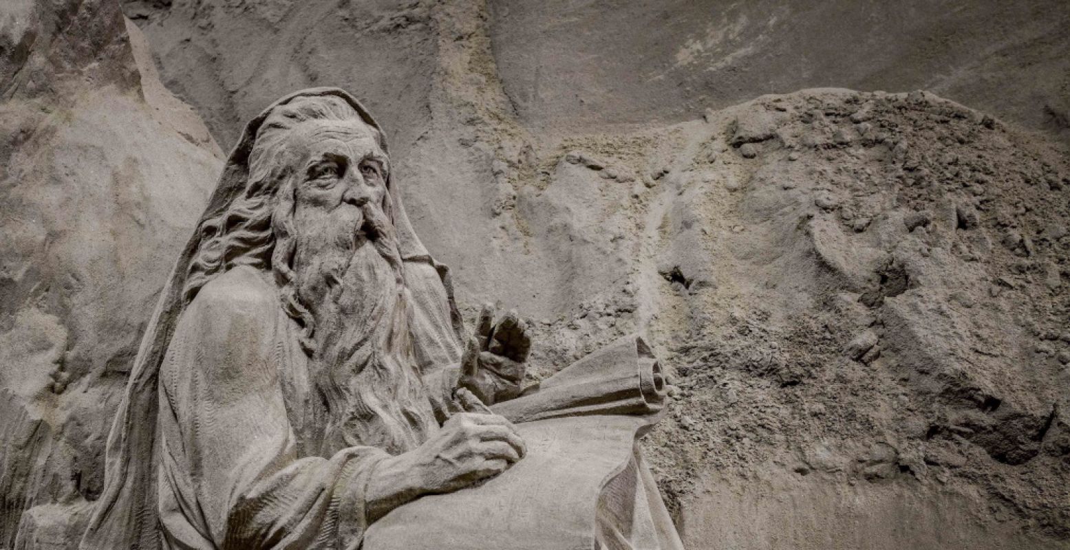Een indrukwekkend zandsculptuur van Mozes. Foto: Zandverhalen, Hasselblad H5D.