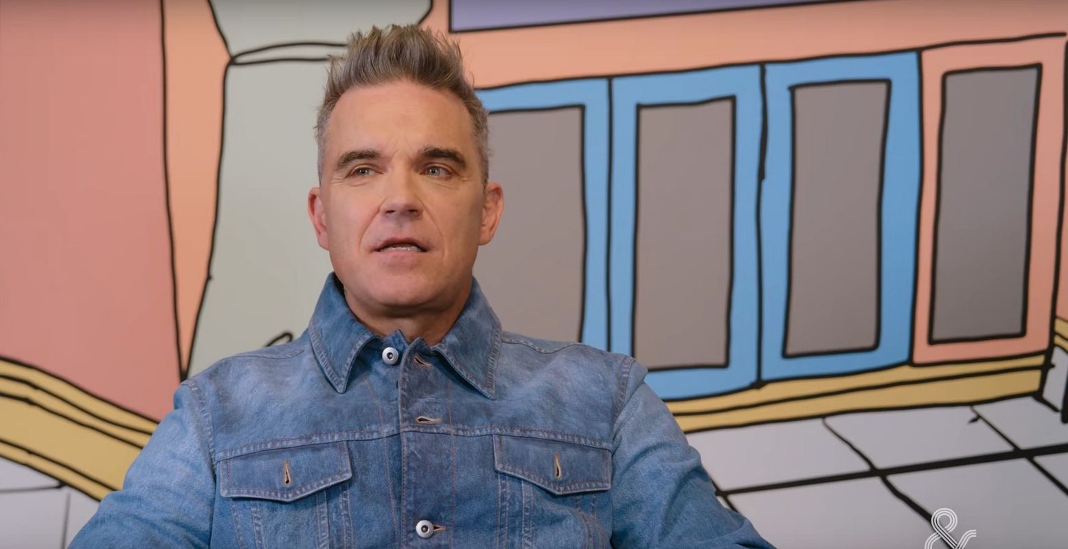 Moco Museum heeft een wereldprimeur: de eerste solo-expositie van superster Robbie Williams, hier te zien voor één van zijn kunstwerken. Foto: still uit de video van BNNVARA (zie hieronder) © BNNVARA