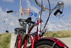 Heerlijk fietsen door Zandvoort. Foto: Behind The Beach.