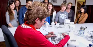 Wauw, al 365 jaar Delfts Blauw! Het ambacht is al eeuwenoud. Nog steeds kun je in Delft meekijken hoe Delfts Blauw wordt beschilderd. Foto: Royal Delft Experience.
