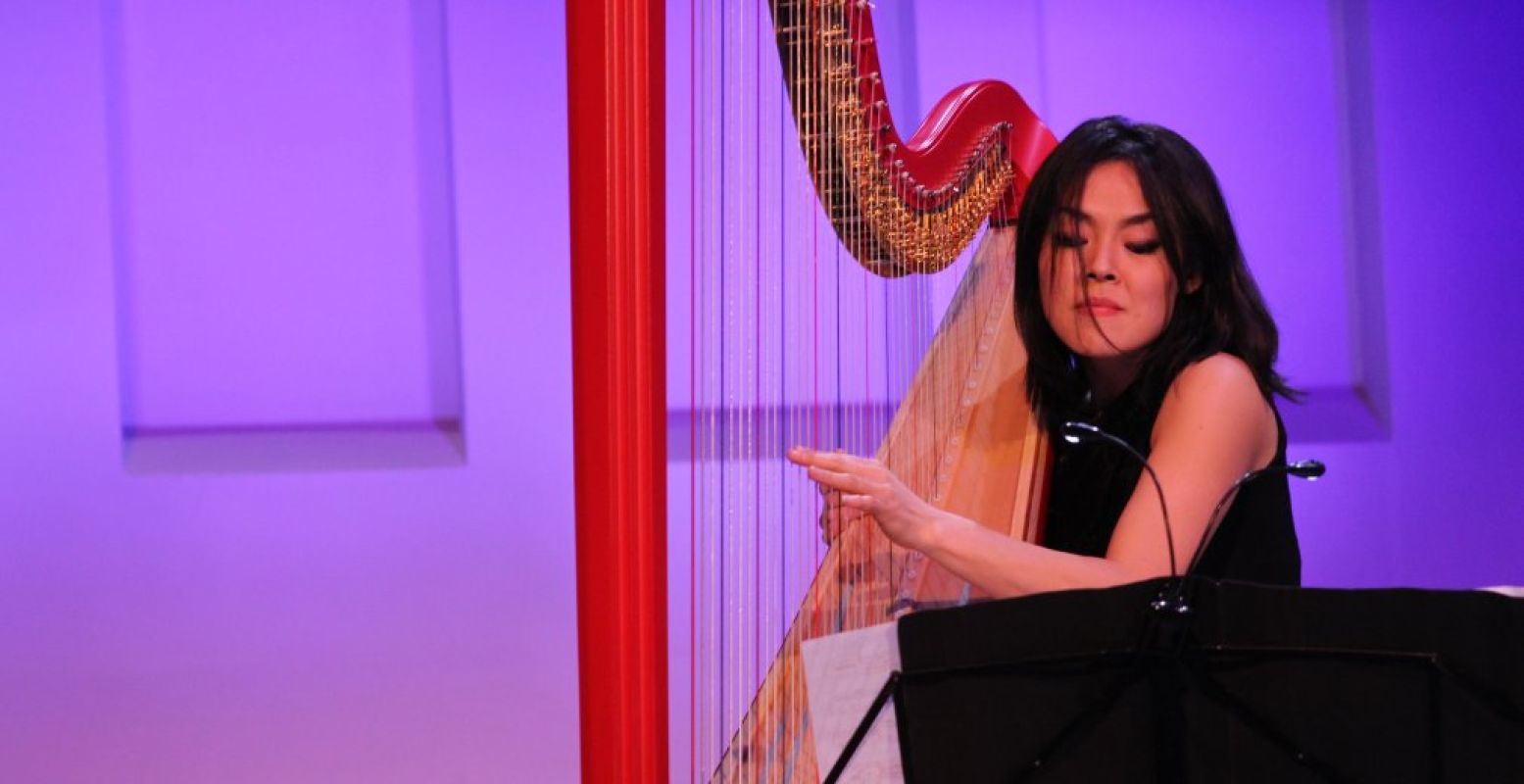 Lavinia Meijer speelt harp in de Edesche Concertzaal. Foto: Edesche Concertzaal