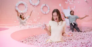Spring in een bad vol marshmallows bij WONDR Spring in een zwembad vol marshmellows bij WONDR. WONDR is een vrolijke en kleurige speeltuin voor volwassenen. En héél instagrammable. Foto: WONDR