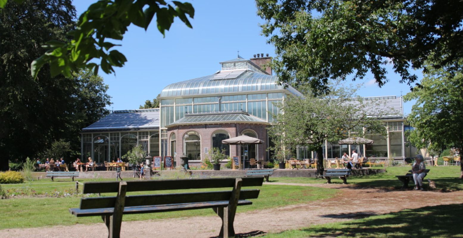 Een hele mooie en bijzondere locatie voor een kopje koffie: de Wintertuin Experience in het Cantonspark in Baarn. Foto: DagjeWeg.NL, Coby Boschma.