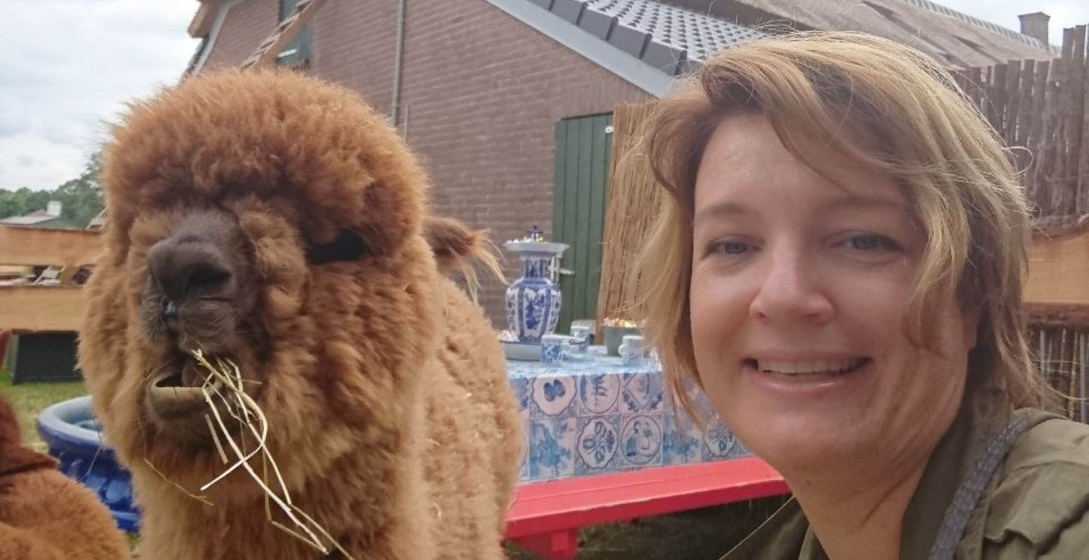 Tijd voor een alpaca selfie! Foto: DagjeWeg.NL.
