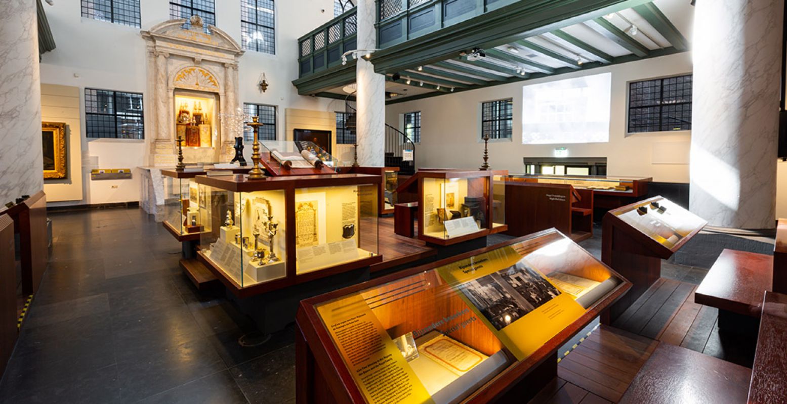 Natuurlijk komt de Tweede Wereldoorlog ook aan bod in het Joods Museum. Daarnaast zijn er exposities over hun leven in Nederland voor 1900 en over hun religie. Foto: Joods Museum @ Nichon Glerum