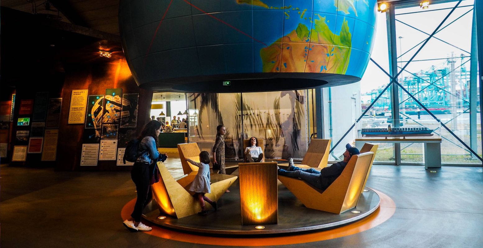 Kruip onder de wereldbol in Futureland, het interessante informatiecentrum over Maasvlakte 2. Foto: DagjeWeg.NL