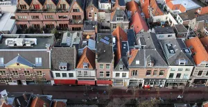 Toren triomfantelijk boven Delft uit: beklim de Nieuwe Kerk Delftenaren krioelen onder je door de straten. Foto: DagjeWeg.NL.