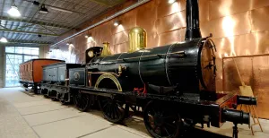 Nieuwe opstelling Spoorwegmuseum: bijzonder stukje treingeschiedenis De SS13, de oudste bewaarde stoomlocomotief van Nederland (1864). Ook wel bekend als 'De Bril'. Foto: Spoorwegmuseum.