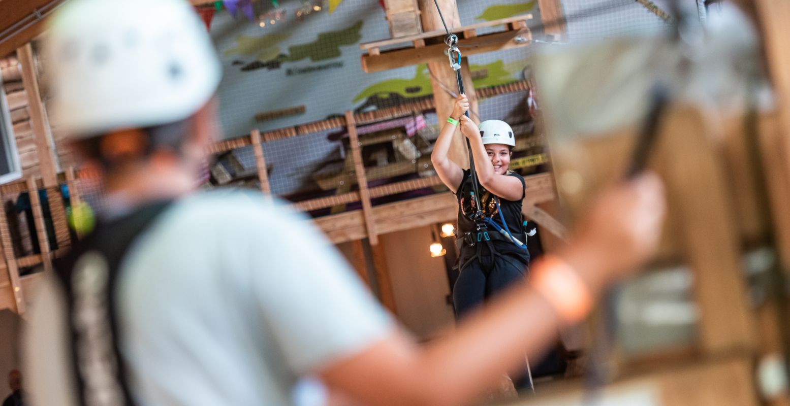 Ga de uitdaging aan en klim over de verschillende parcoursen hoog in de lucht. Foto: Adventure City Rotterdam