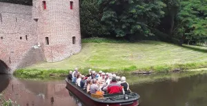 De leukste rondvaarten in Nederland In de grachten van Amersfoort zijn prachtige planten te ontdekken. Foto: Waterlijn Amersfoort.