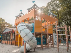 Klim op een groot speelkasteel. Foto: Sprookjeshof © Steffanie Schuster Fotografie