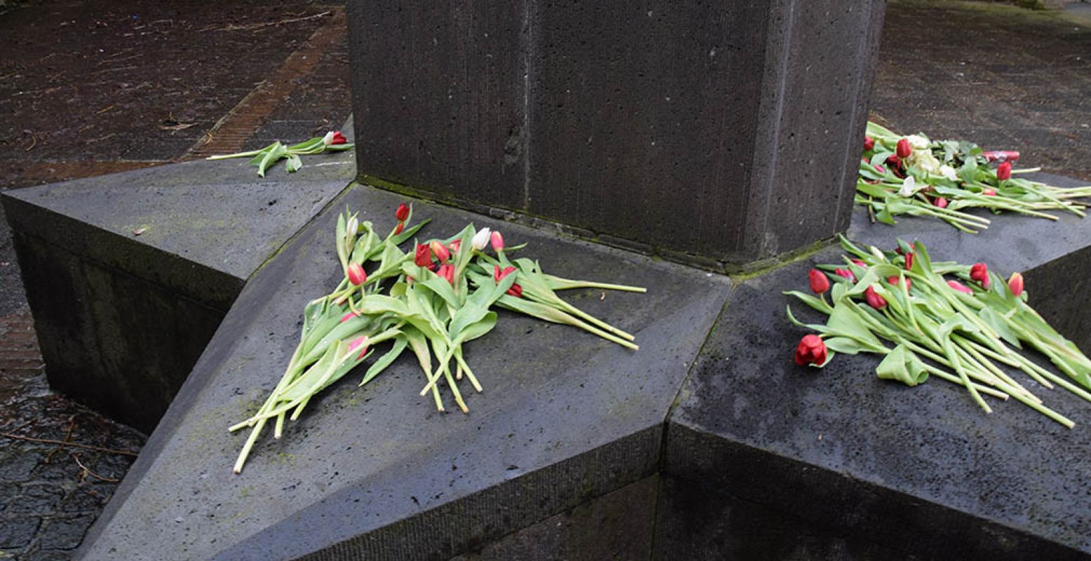 Bloemen bij een oorlogsmonument. Foto: Redactie DagjeWeg.NL, Eline Visscher.
