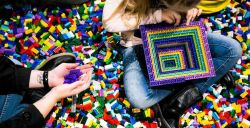 Begraaf jezelf in een berg LEGO bij LEGO World