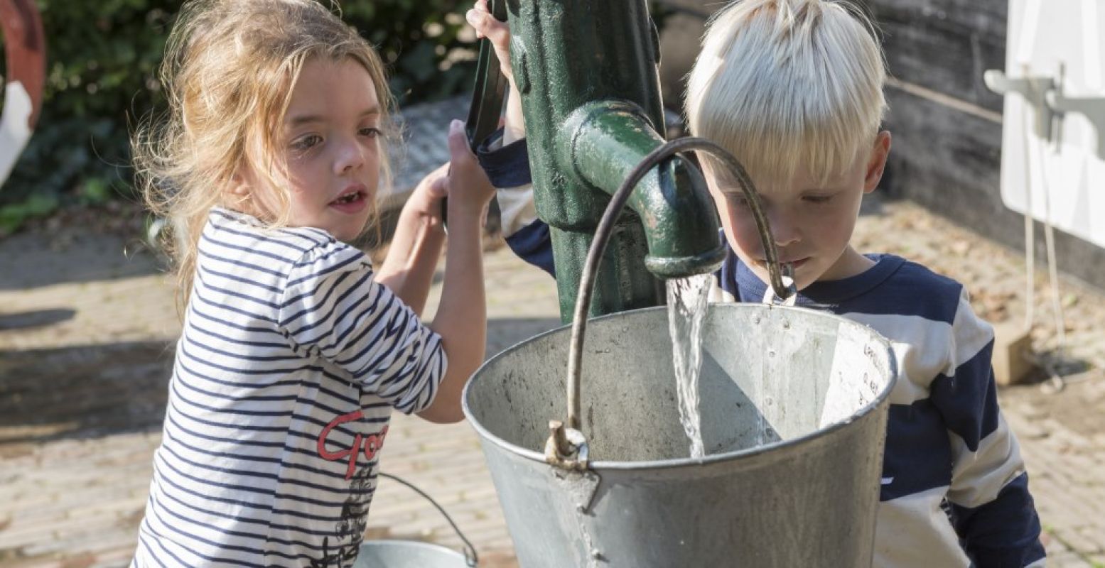 Kinderen gaan lekker zelf aan de slag. Foto: Nederlands Openluchtmuseum