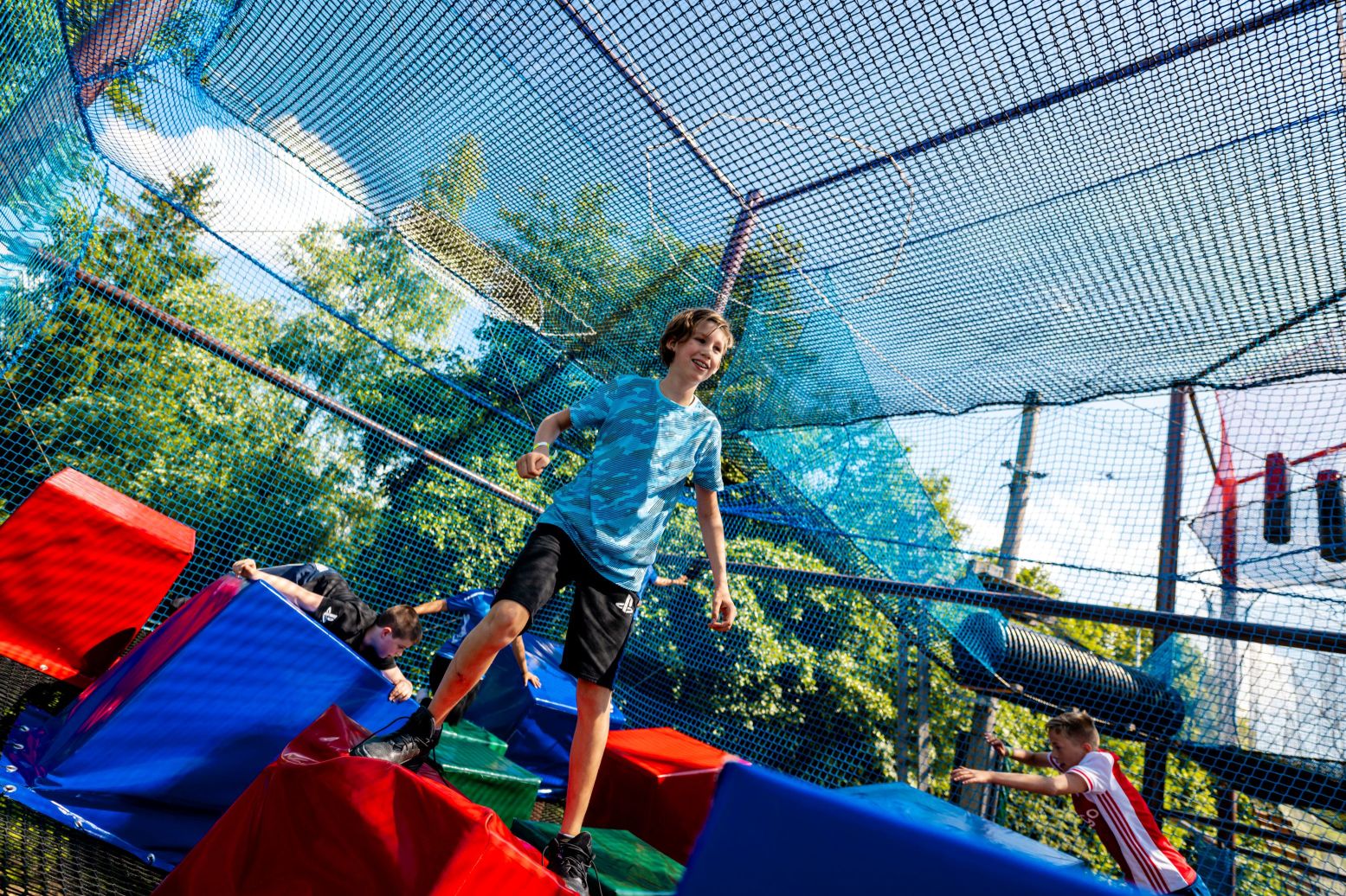Spring en klauter van wiebelend blok naar wiebelend blok. Foto: Tubing & Netpark Adventure City © Martijn van Leeuwen Spring en klauter van wiebelend blok naar wiebelend blok. Foto: Tubing & Netpark Adventure City © Martijn van Leeuwen