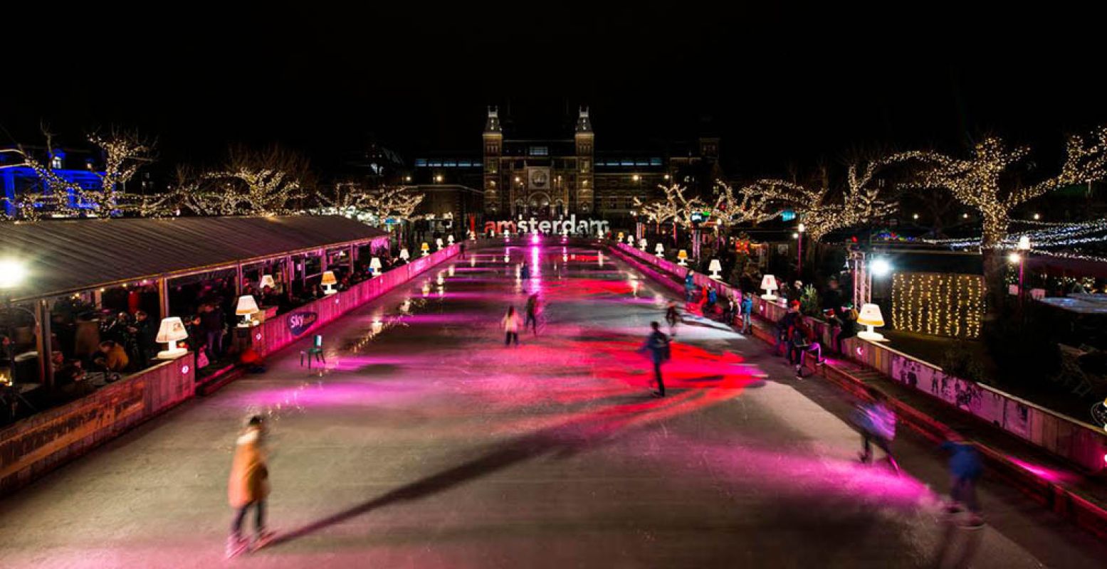 Op het Museumplein in Amsterdam is het één en al kerstsfeer! Doe een rondje op de schaatsbaan en smul bij winterchalets. Foto: Ice*Amsterdam.